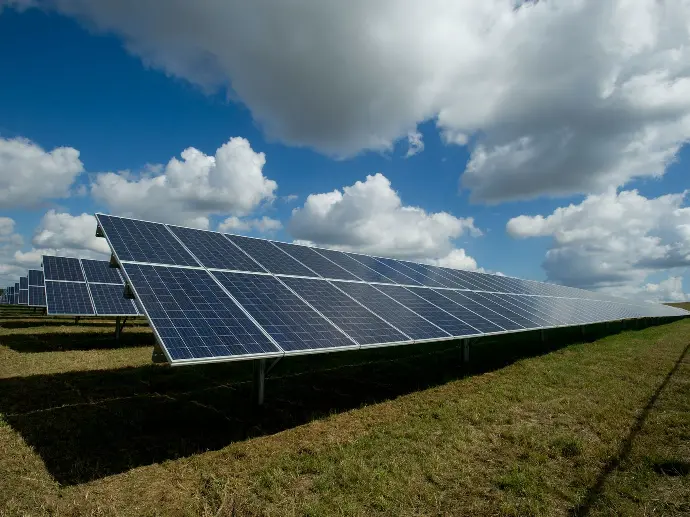 ARE zonnepanelen in een veld